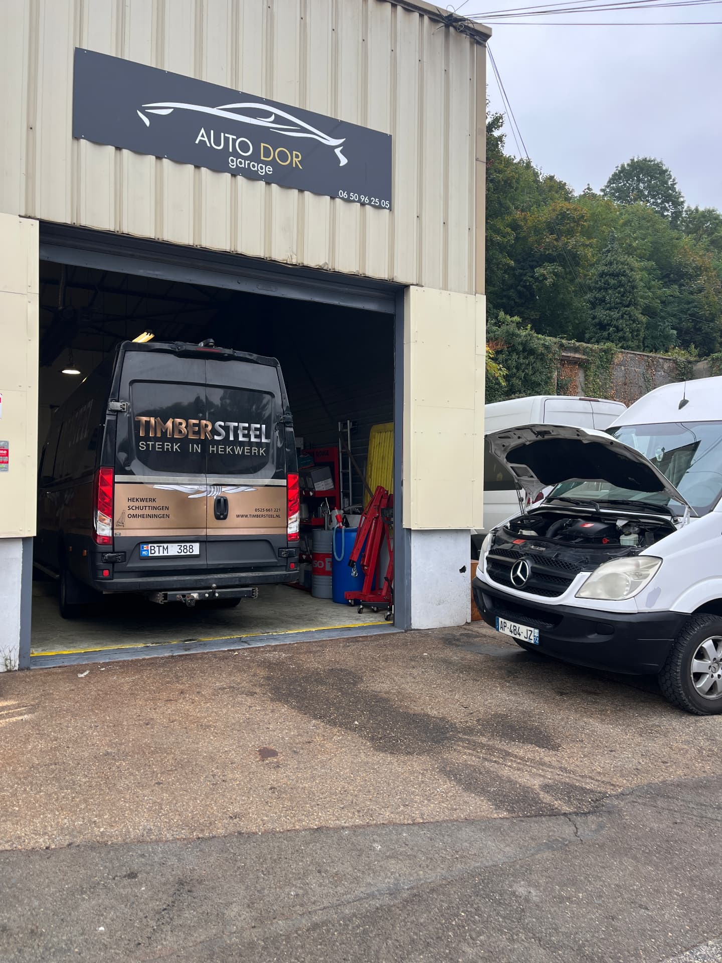 Façade du Garage Auto d'Or, garage automobile à Fleurieu-sur-Saône (69250) — enseigne et atelier